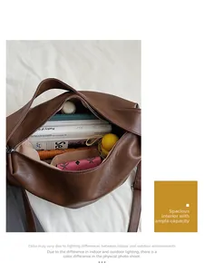 Vista superior del amplio interior del bolso tote marrón con libros y un paraguas