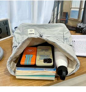 Détail de l'intérieur spacieux d'un sac à dos en nylon avec livres et tablette inclus