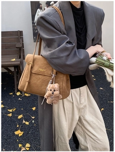 Sac fourre-tout en cuir marron avec charm ours en peluche sur des feuilles de ginkgo