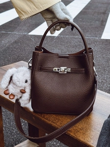 Sac Seau en Cuir PU Motif Litchi Vintage pour Femmes Sac à Épaule Mode Avec Serrure Métallique et Charme de Lapin Sac à Main