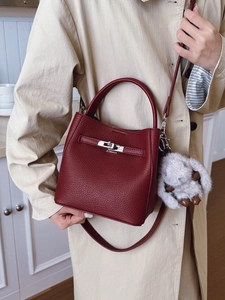 Sac seau chic rouge foncé en cuir grainé avec fermoir argenté et pendentif lapin peluche