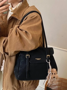 Sac fourre-tout noir chic en daim avec boucles dorées et breloque chien en peluche