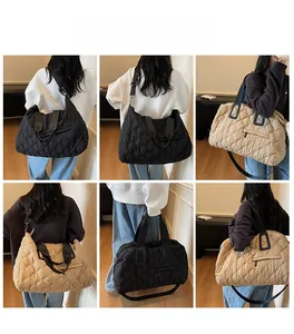 Détails du grand sac cabas matelassé en noir et beige avec bandoulière réglable