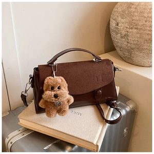 Braune quadratische Umhängetasche mit Wildleder-Patchwork und süßem Teddybär-Anhänger
