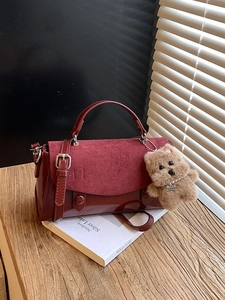 Elegante weinrote Tasche mit matter Klappe und süßem Plüschhund-Anhänger für Damen