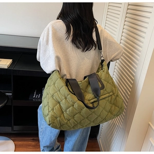 Sac fourre-tout matelassé vert olive porté, avec grande capacité et sangle ajustable