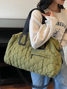 Sac de sport matelassé vert olive grande capacité avec broderie florale et bandoulière
