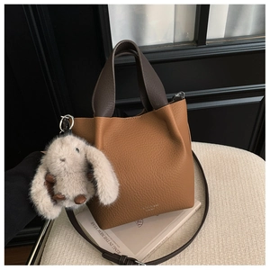 Borsa a secchiello in pelle litchi marrone con ciondolo a coniglio in peluche