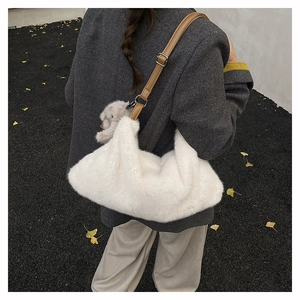 Dettaglio borsa a spalla in ecopelliccia bianca con tracolla regolabile in pelle marrone
