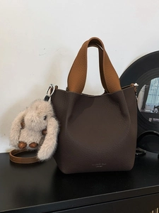 Borsa a Secchiello da Donna in Pelle PU a Grana Litchi Colore a Contrasto Borsa a Tracolla Con Ciondolo a Coniglio in Peluche