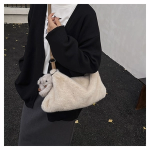 Borsa a tracolla in peluche color crema con cinturino in pelle e ciondolo a orsetto