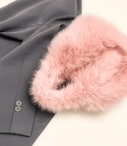 Dettaglio del manico della borsa a secchiello in pelliccia sintetica rosa invernale