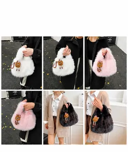 Dettaglio della borsa a secchiello in peluche con portachiavi a mostro e texture soffice