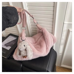 Dettaglio della borsa a tracolla in peluche rosa con grazioso ciondolo a coniglio
