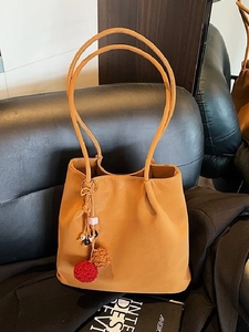 Grote Capaciteit Suède-Imitatie Schoudertas Voor Dames Vintage Tote Tas Met Pompon Hanger Magnetische Gesp Effen Kleur Handtas