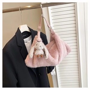 Dettaglio della borsa a spalla in peluche rosa con pelliccia sintetica e charm coniglio