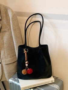 Minimalistische zwarte suède tote bag voor dames met kersen pluche hanger en grote inhoud