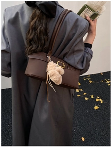 Braune Retro-Umhängetasche mit goldener Schnalle und Plüsch-Anhänger im herbstlichen Look