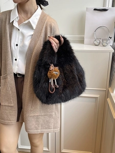 Borsa a secchiello in finta pelliccia nera con ciondolo di peluche, stile d'inverno