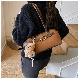 Braune Vintage Schultertasche mit goldener Schnalle und süßem Teddybär-Anhänger