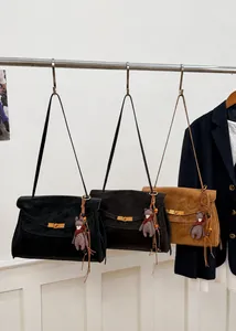 Detailansicht von Vintage-Matt-Taschen mit goldenen Drehverschlüssen und Bärenanhängern