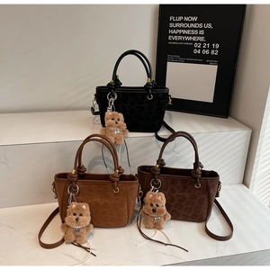 Tres bolsos tote vintage de cuero mate con relieve de leopardo en negro, marrón claro y oscuro
