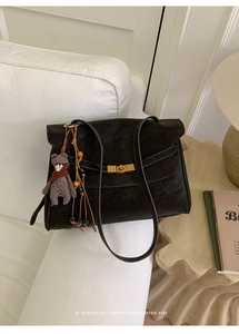 Detailansicht der Retro-Tasche in Matt mit Drehverschluss und süßem Bären-Anhänger