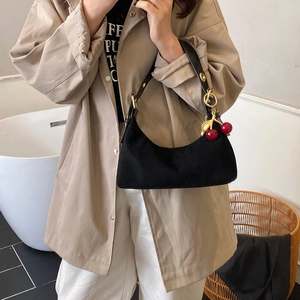 Sac hobo croissant en daim noir avec breloque cerise et boucle dorée élégante