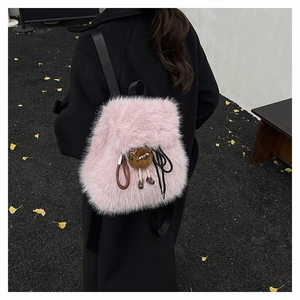 Zaino di peluche rosa con ciondolo a forma di peluche marrone e spallacci neri