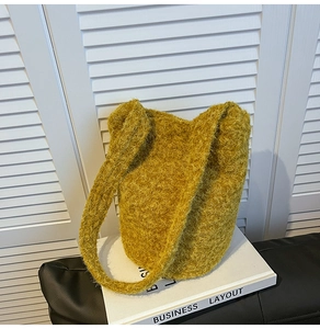 Texture détaillée du tissu en peau de mouton jaune vif de ce sac seau élégant