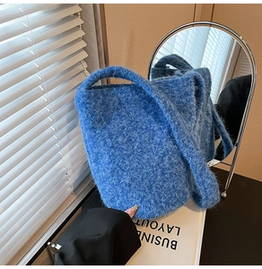 Texture détaillée du matériau en fausse fourrure bleue sur le grand sac fourre-tout