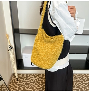Détail du sac cabas en fausse fourrure jaune montrant la texture douce et le volume