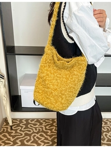 Sac fourre-tout en peluche jaune vif avec texture douce en tricot pour look décontracté