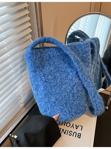 Sac seau en peluche bleu klein à large bandoulière avec une texture douce en fausse fourrure