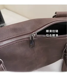 Detailansicht des glatten Silber-Reißverschlusses und der Nähte an einer braunen Tasche