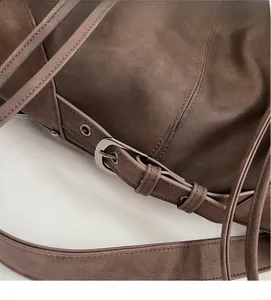 Detailansicht der großen braunen Retro-Schultertasche mit Matt-Textur und Metallschnalle