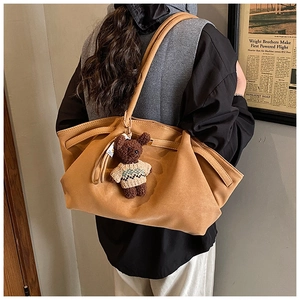 Détail du grand sac cabas marron clair avec cordon de serrage et charmant ours en peluche