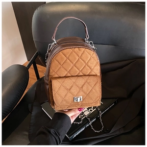 Détails du sac à dos en cuir marron matelassé avec bandoulière chaîne et boucle en métal
