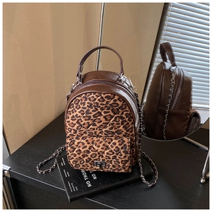 Détail du sac à dos léopard avec similicuir matelassé et bandoulière en chaîne dorée