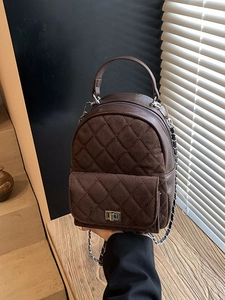 Mini sac à dos marron matelassé avec rabat léopard et bandoulière chaîne argentée