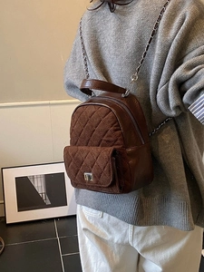 Mini sac à dos marron matelassé avec bandoulière chaîne et fermoir en métal élégant