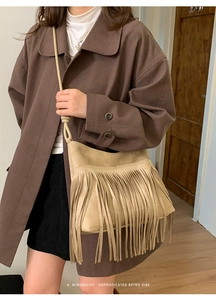 Détail du sac à bandoulière bohème avec de longues franges et un style rétro épuré