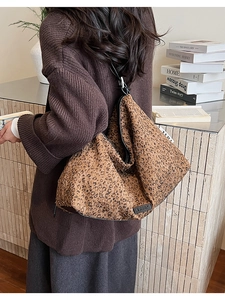 Détails d'un sac cabas léopard avec strass brillants et finitions en cuir noir élégant