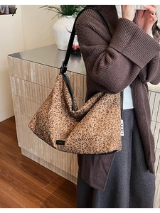 Détail du sac hobo à imprimé léopard avec paillettes et bandoulière en cuir noir