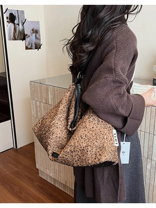 Vue détaillée du grand sac hobo à imprimé léopard porté par un mannequin en intérieur