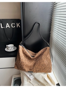 Détail du sac léopard à paillettes avec une fine bandoulière noire élégante