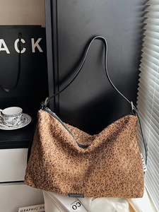 Sac fourre-tout tendance à imprimé léopard avec bandoulières en cuir noir et style urbain