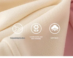 Gros plan sur le tissu gaufré blanc cassé doux pour robe à capuche d'enfant