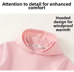 Détail d'une robe rose à capuche en coton avec capuche coupe-vent et col intérieur