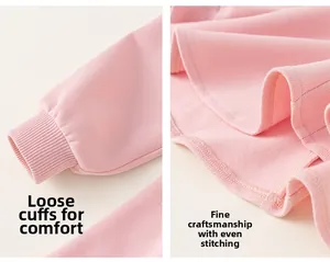 Détail d'une robe à capuche rose pour enfant avec poignets côtelés et couture fine